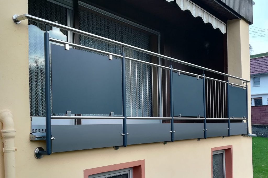 Balkongeländer aus Edelstahl teilweise Pullverbeschichtet